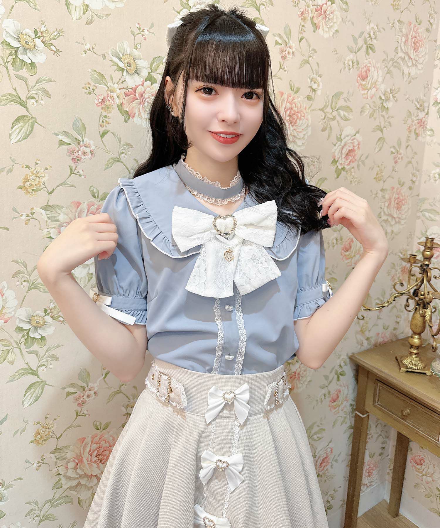 パールチェーンリボンブローチ付ブラウス | Rlab store