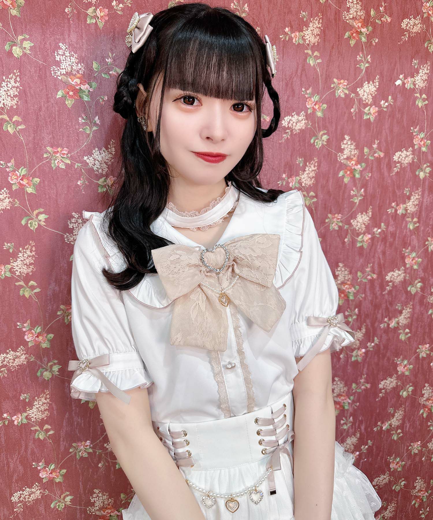 パールチェーンリボンブローチ付ブラウス | Rlab store