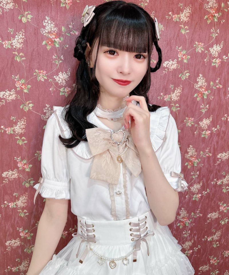 パールチェーンリボンブローチ付ブラウス | Rlab store