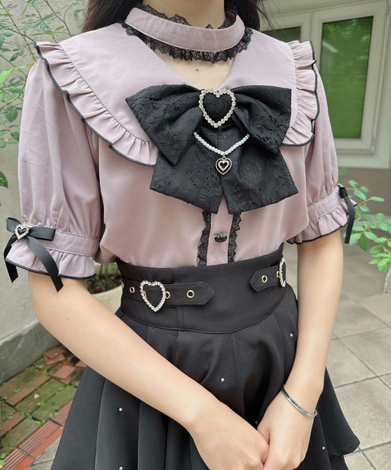 【美品】リボンブローチ付きブラウス パールチェーンリボンブローチ付ブラウス | Rlab store